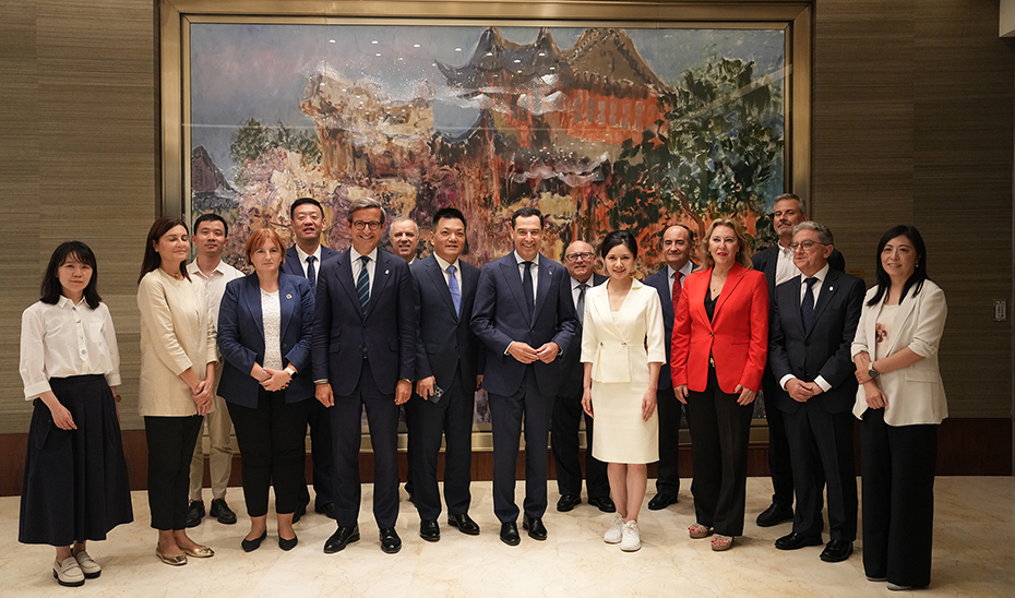 Foto de familia de la delegación andaluza, encabezada por el presidente Juanma Moreno, y los representantes del Grupo Trina Solar.